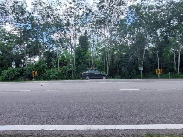 Tanah Tepi Jalan Batu Kikir Simpang Pertang Negeri Sembilan 2.5 Ekar Freehold